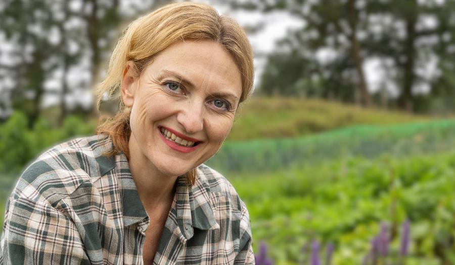Ida Kleppe med jord i hendene