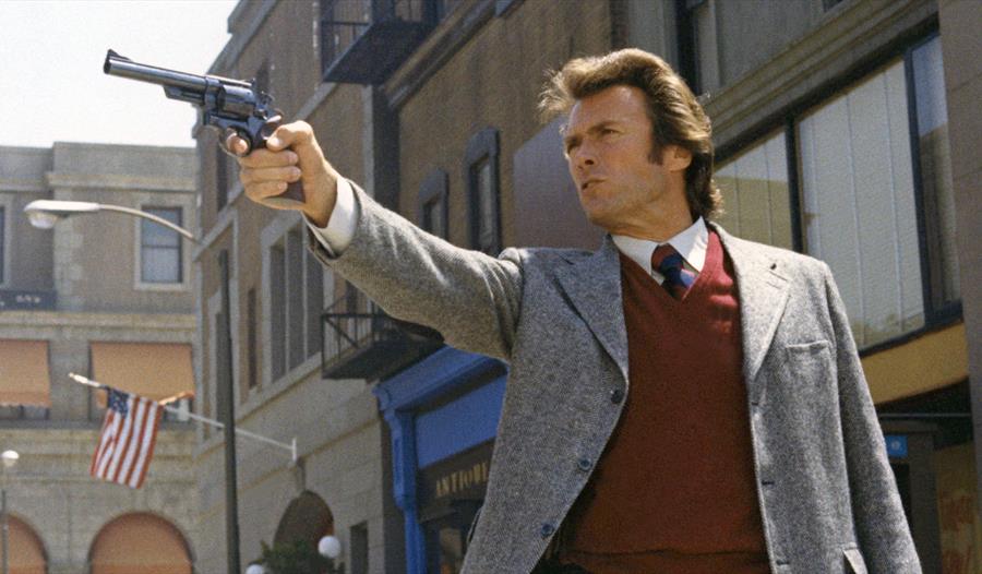 Hovedpersonen fra filmen (Harry Callahan - Dirty Harry) skyting med pistol