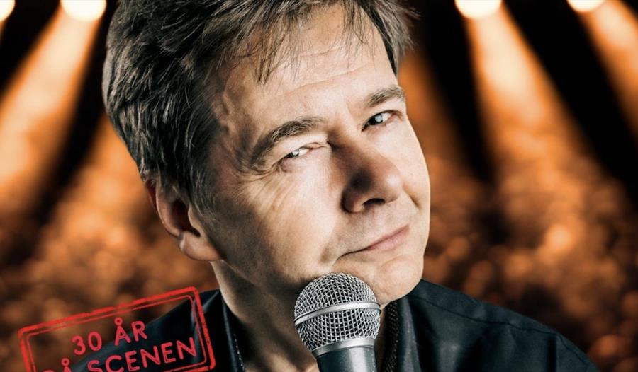 Roar Brekke med mikrofonen