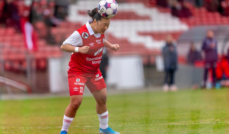 Bryne FK fotballspiller med ball på hode