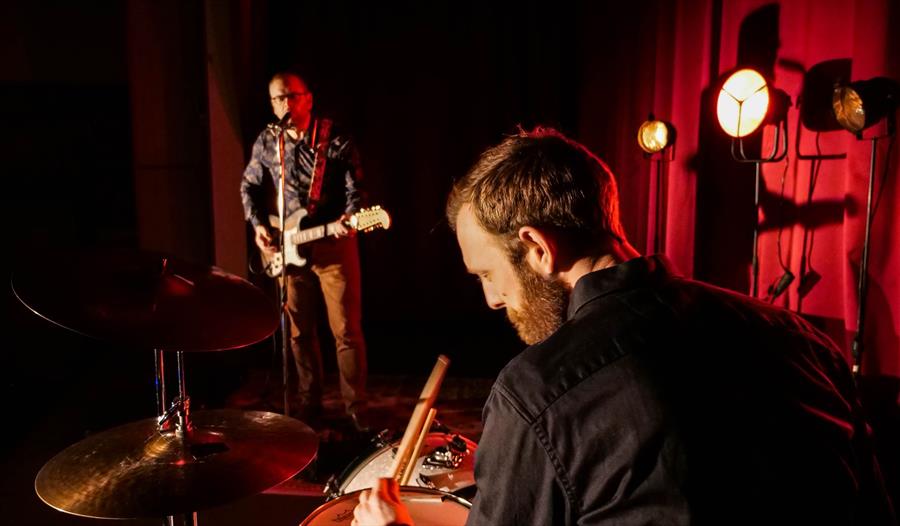 Dylan Tribute duo spiller på scenen