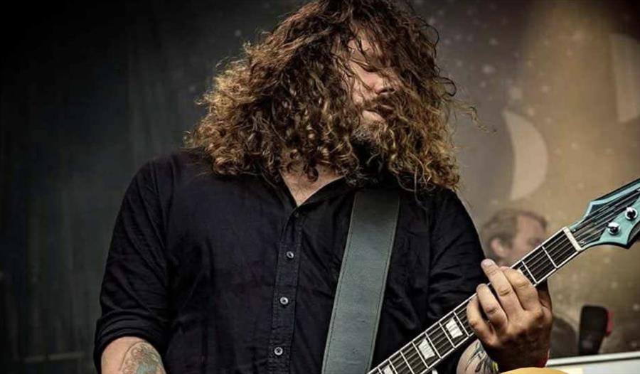 Hans Egil Løe Abelsnes spiller gitar