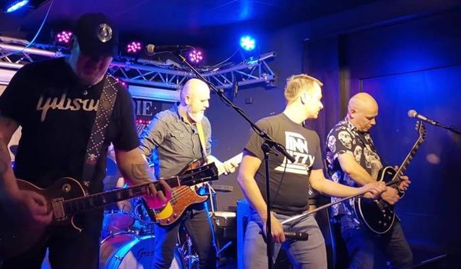 Finn Lizzi band på scenen