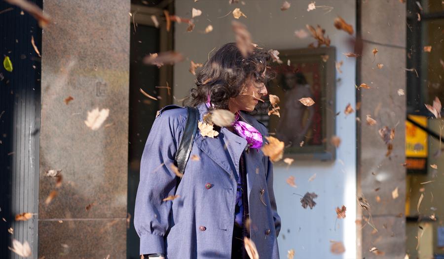 Hovedpersonen Lawrence kledd som kvinne