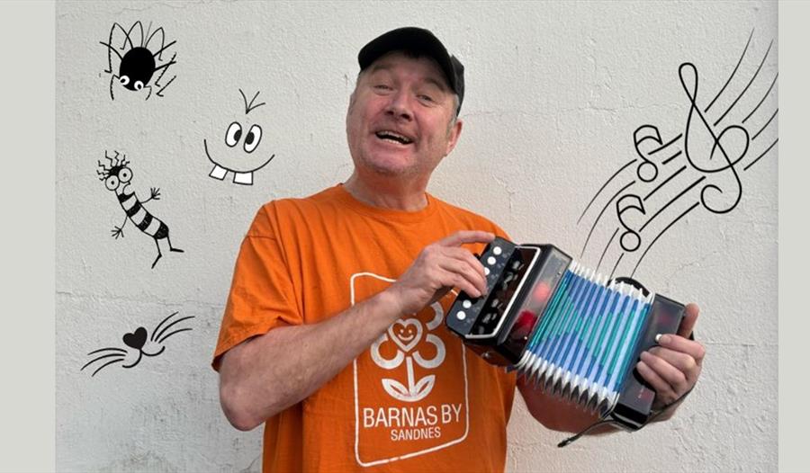 Johan Egdetveit spiller trekkspel og singer songer for barn