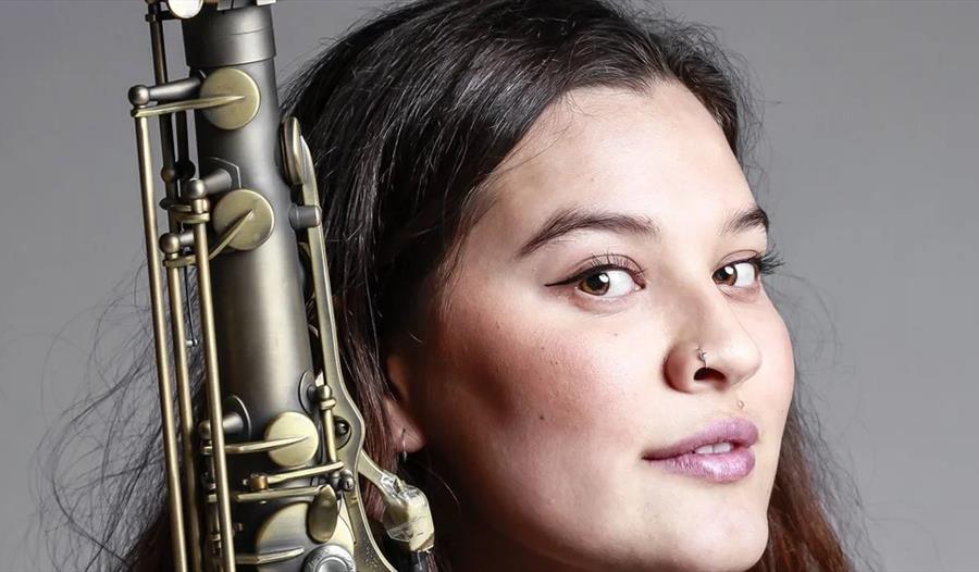 Mona Krogstad med saxofon
