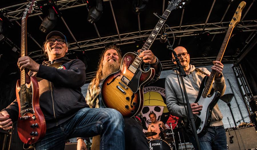 Band Senjahopen spiller på scenen