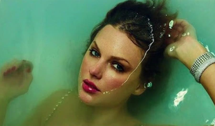 Taylor Swift ligger i vannet