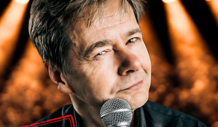 Roar Brekke med mikrofonen