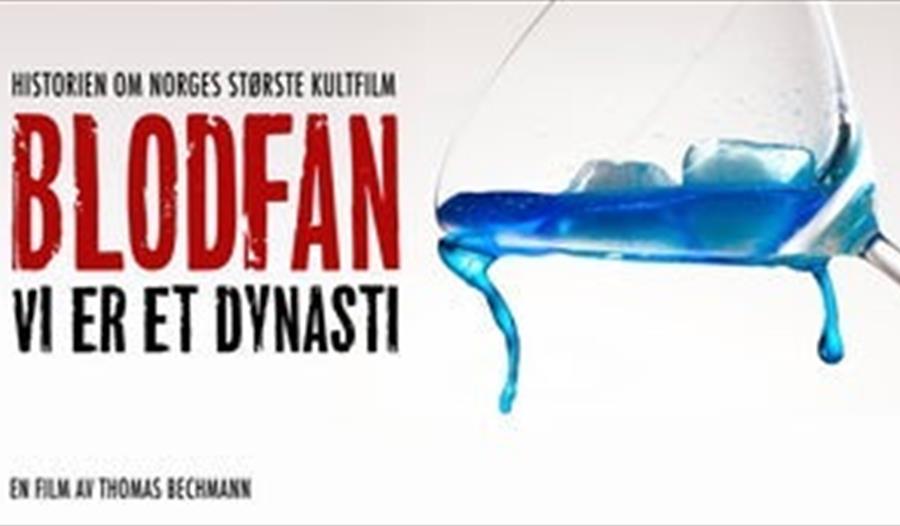 Blå drikke i et skråstilt glass