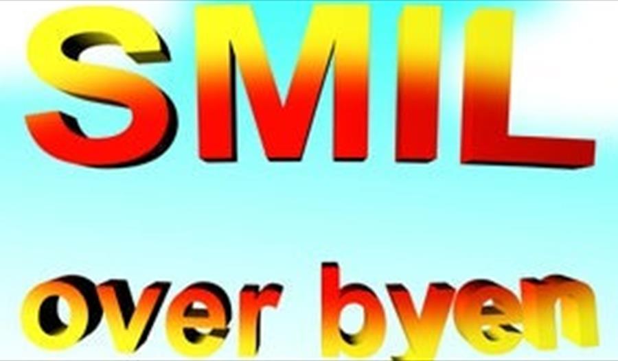 Annonse med Smil over byen i gull og rød farge med lett grønn bakgrunn skrevet på