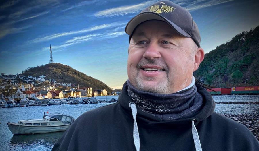 Arnt Olav Klippenberg med utsikt av Egersund som bakgrunn