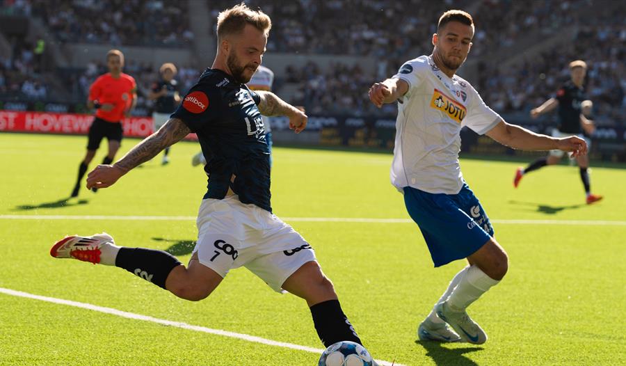To fotballspillere på fotballbane