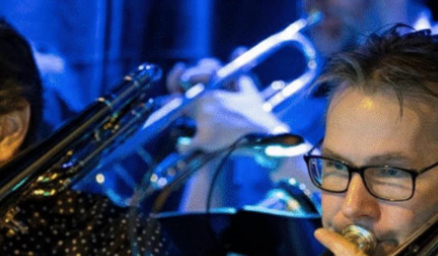 Stor band spiller på konserten