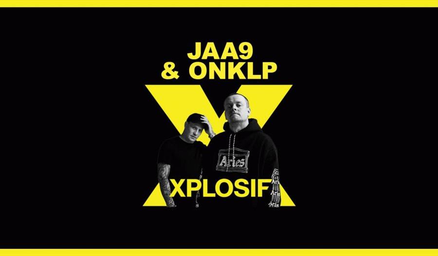 Rap artister Jaa9 og Onklp på en svart bakgrunn forran en gul X