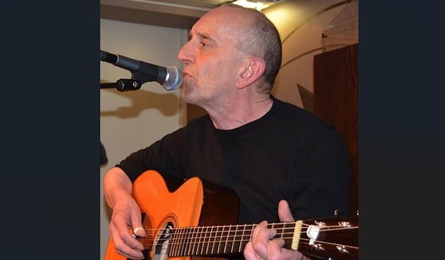 Bjørn Kallevig spiller gitar og synger