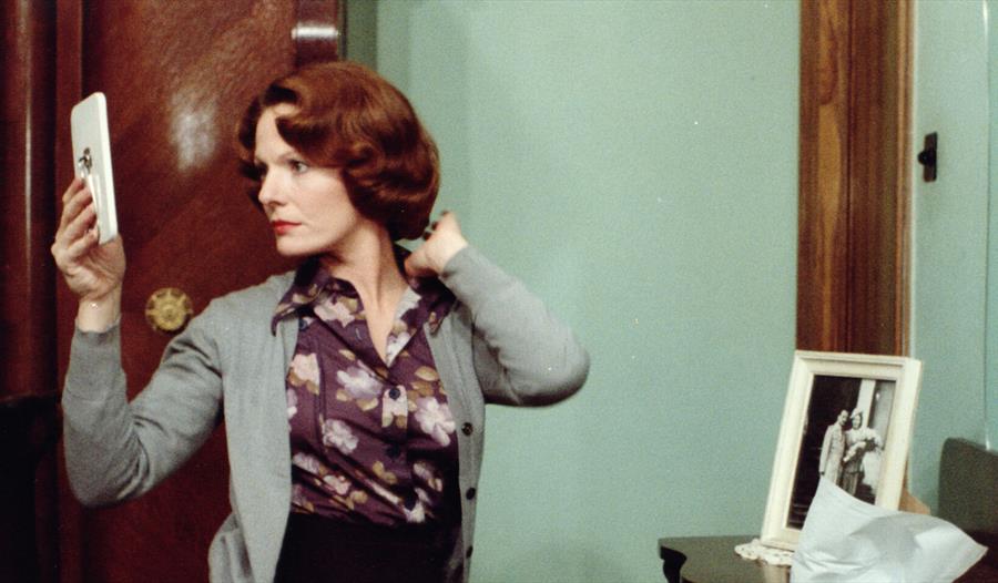 Stillbildet fra filmen - Jeanne Dielman ser på speil