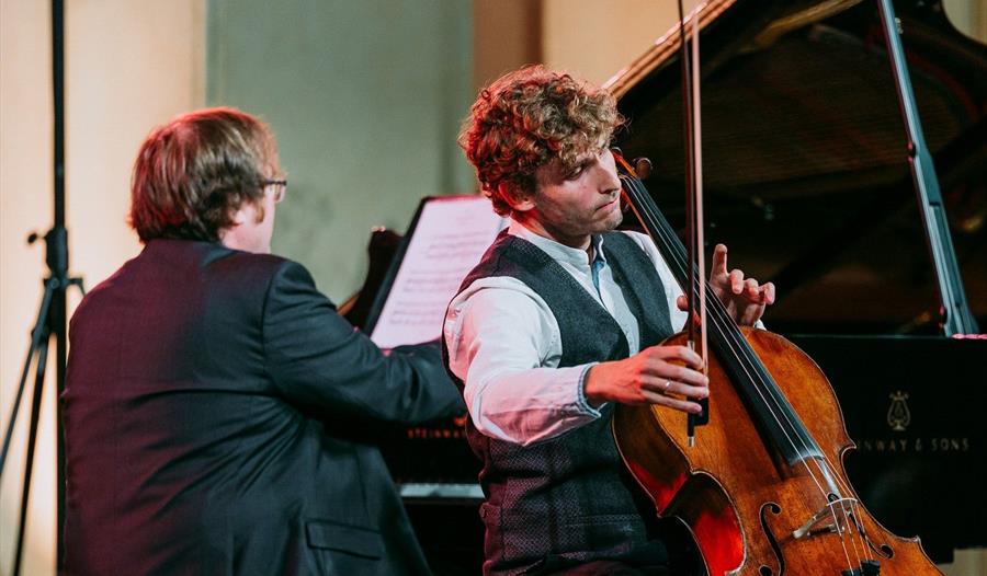 Bilde av 2 musikere som spiller på instrumenter