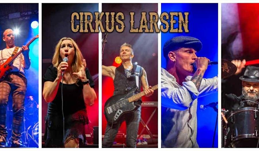 Bandet Cirkus Larsen, som består av 5 medlemmer. Alle er å se på scenen med et instrument eller mikrofon i hendene.