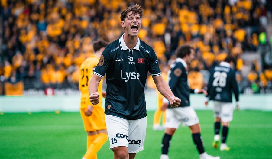 En Viking-spiller jubler etter et mål