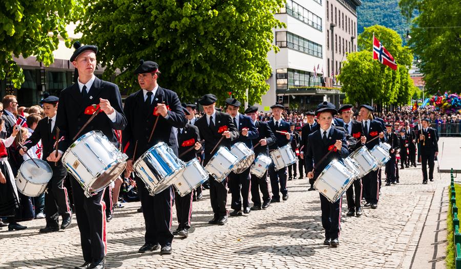 Buekorps i 17. mai toget i Bergen