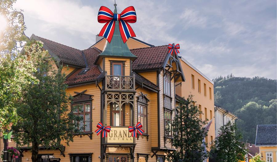 Fasade Grand Hotell Egersund dekket med 17-mai sløyfer