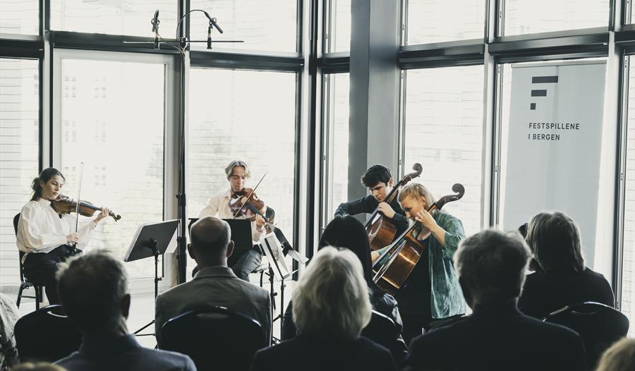 Amalie Stalheim m/unge strykere