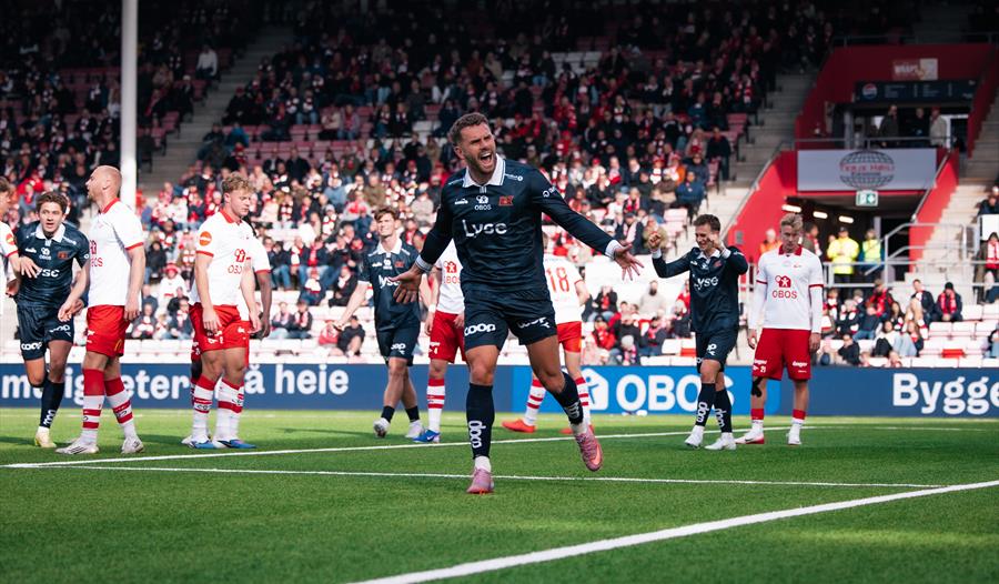 En Viking-spiller jubler på banen etter et mål
