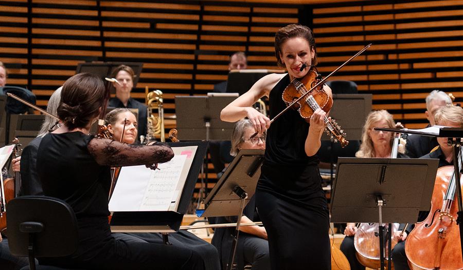 Stavanger Symfoniorkester med en stående solofiolinist.