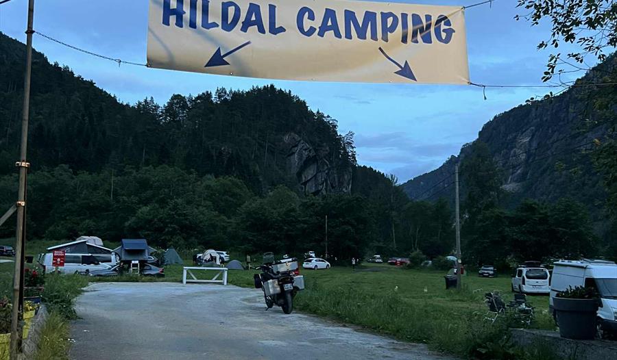 Inngang til Hildal Camping omgitt av fjell og grøne dalar i Hardanger.