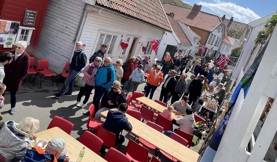 Folk som vandrer rundt på sokndalsdagene festival området.