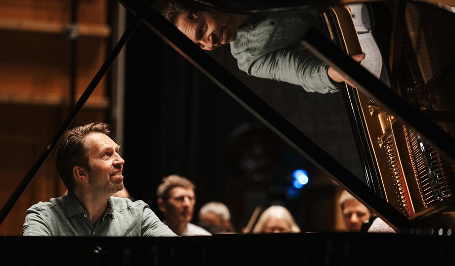 Leif Ove Andsnes spiller Brahms