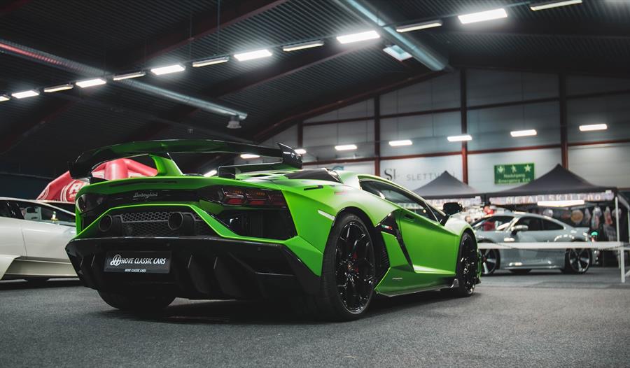 Grønn sportsbil på utstilling