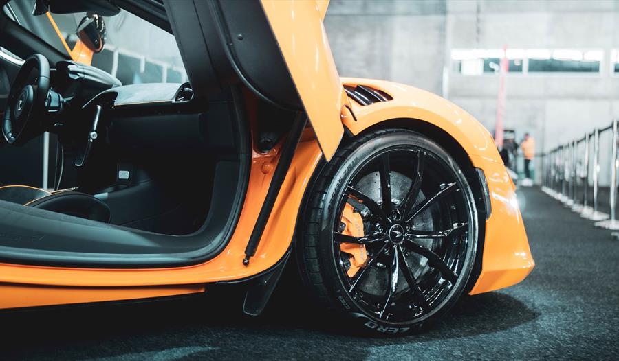 En oransje sportsbil på utstilling