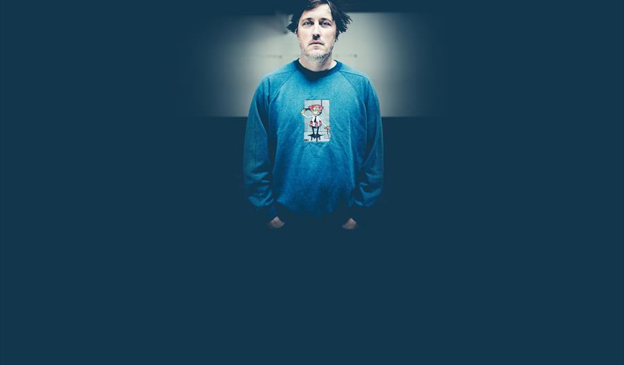 Bjørn Tomren prøver så godt han kan i Mandelhuset