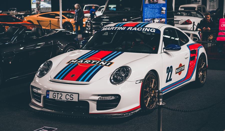 En hvit Porsche sportsbil