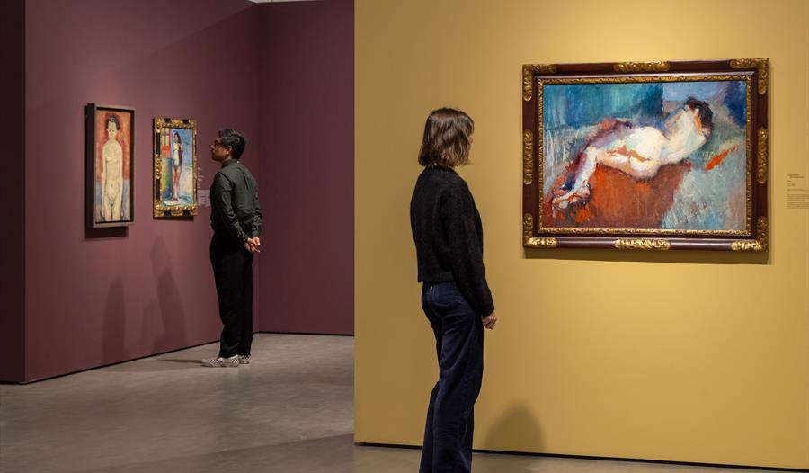 Bilde av noen som ser på kunst