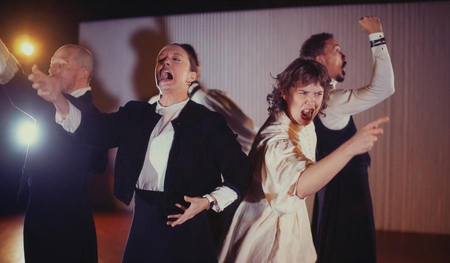 Folk som opptrer på scenen.