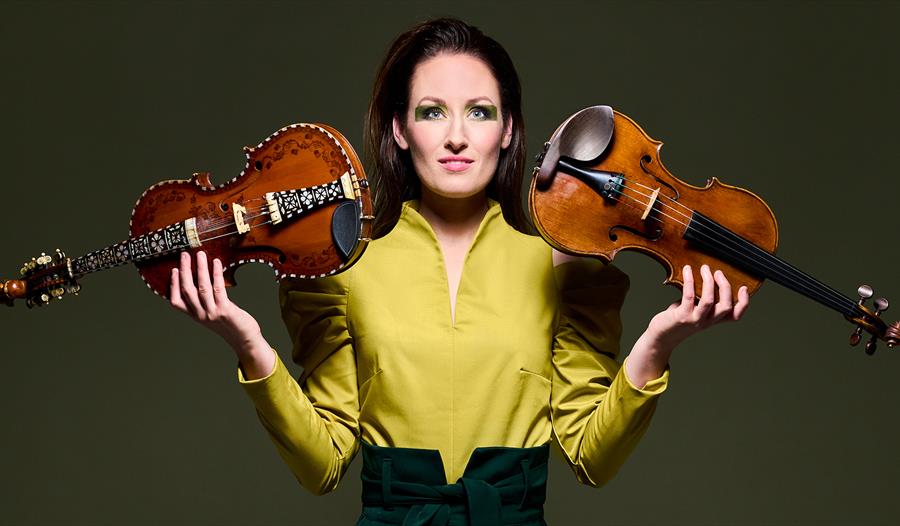 Med hardingfela i en hånd og fiolinen i den andre