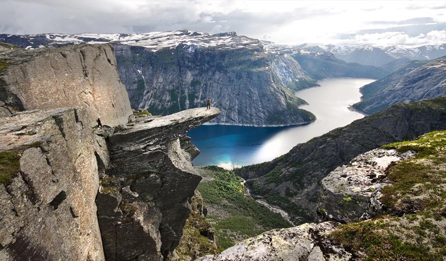 Et bilde av en person som står på tuppen av Trolltunga.