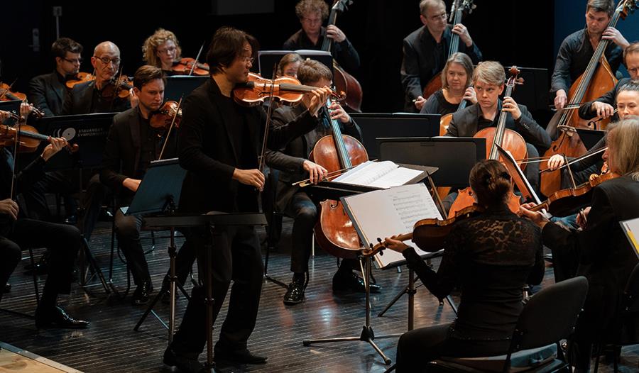 Et orkester som spiller klassisk musikk på en scnee