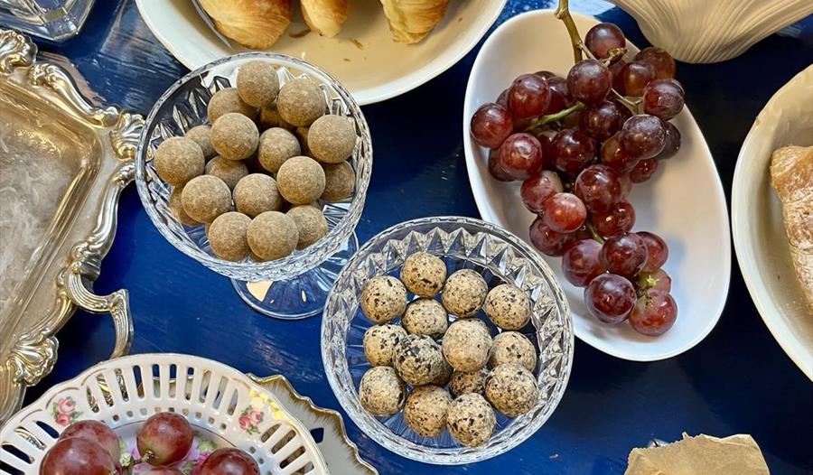 Kaffe og croissanter står klare og venter på deg