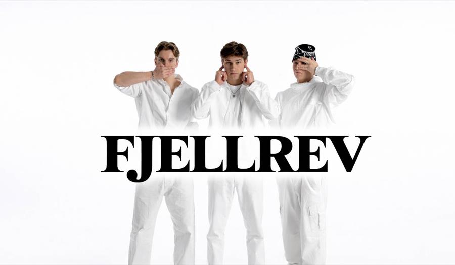 Tre menn i hvite klær  med Fjellrev skrevet på