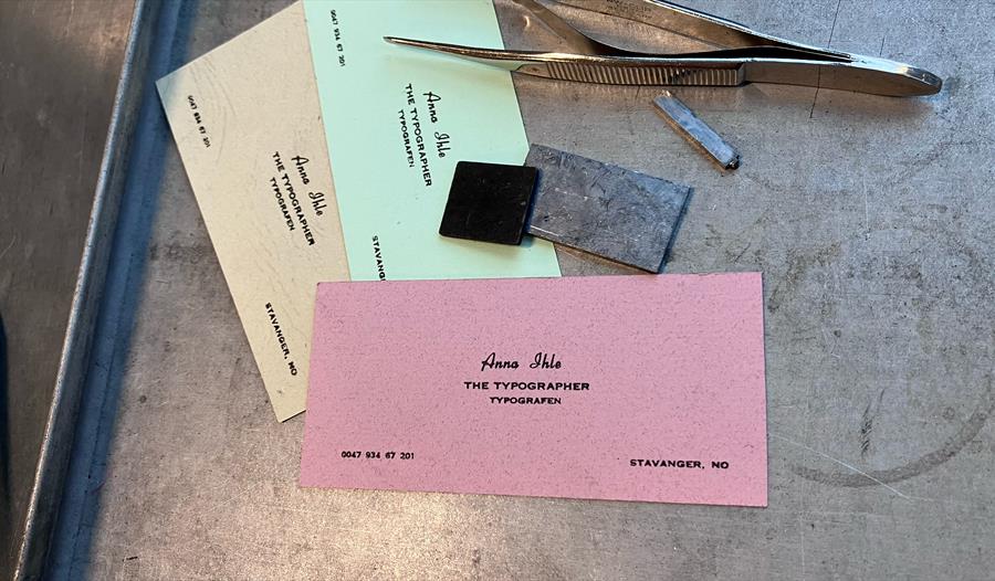 Et nærbildebilde som viser flere kort og en metallpinsett.