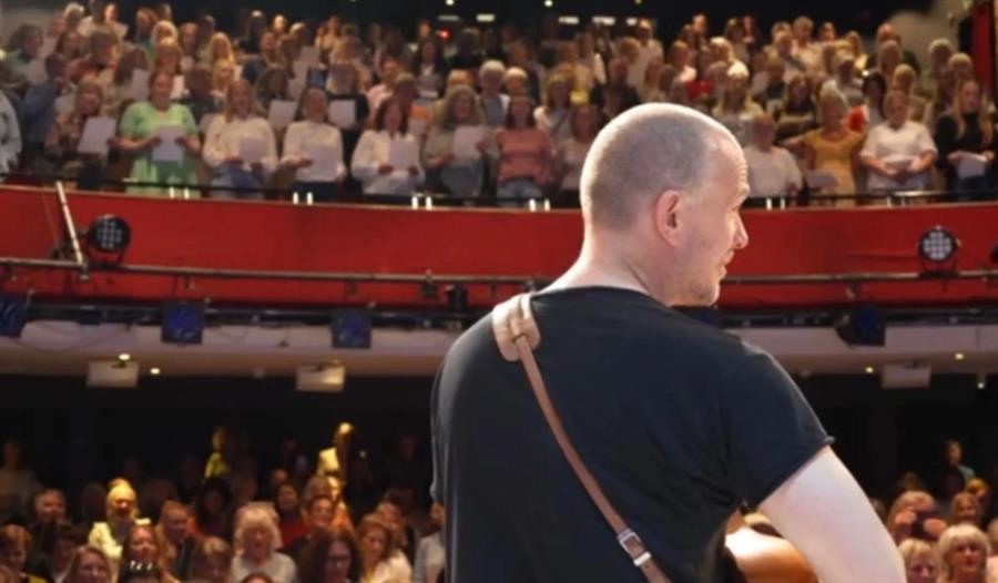 Musikalpubkor med Nils Christian som spiller gitar and singer