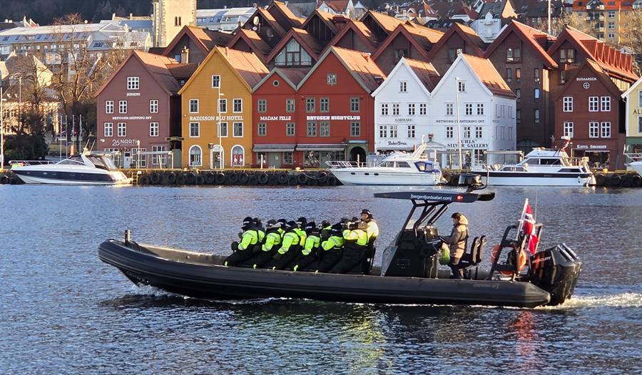 Rib-båt med Bryggen i Bergen i bakgrunnen