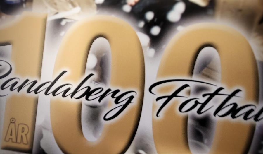 Eit portrett med teksten ‘100 år’ og Randaberg Fotball.