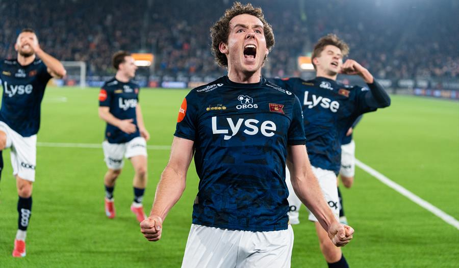 Fotballspillere iført blå T‑skjorter med ordet «Lyse» på.