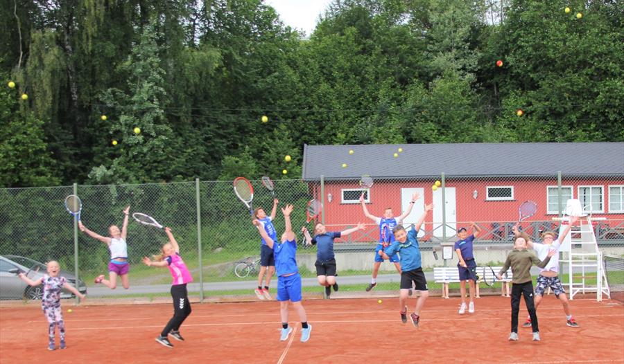 Velkommen til barnas dag på tennisbana i Brumunddal.
