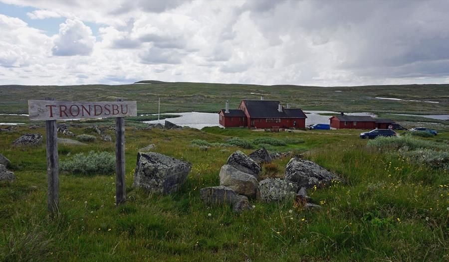 Trondsbu turisthytta fra utsiden en sommerdag.